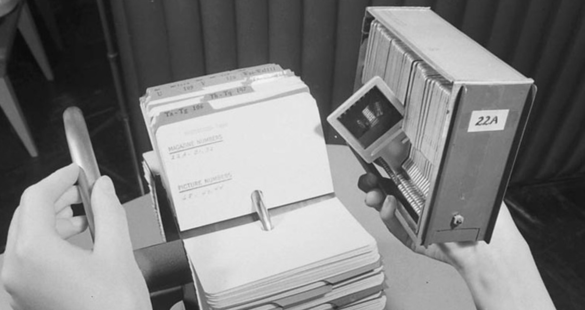 Boîtes d'archives et diapositives, image en noir et blanc