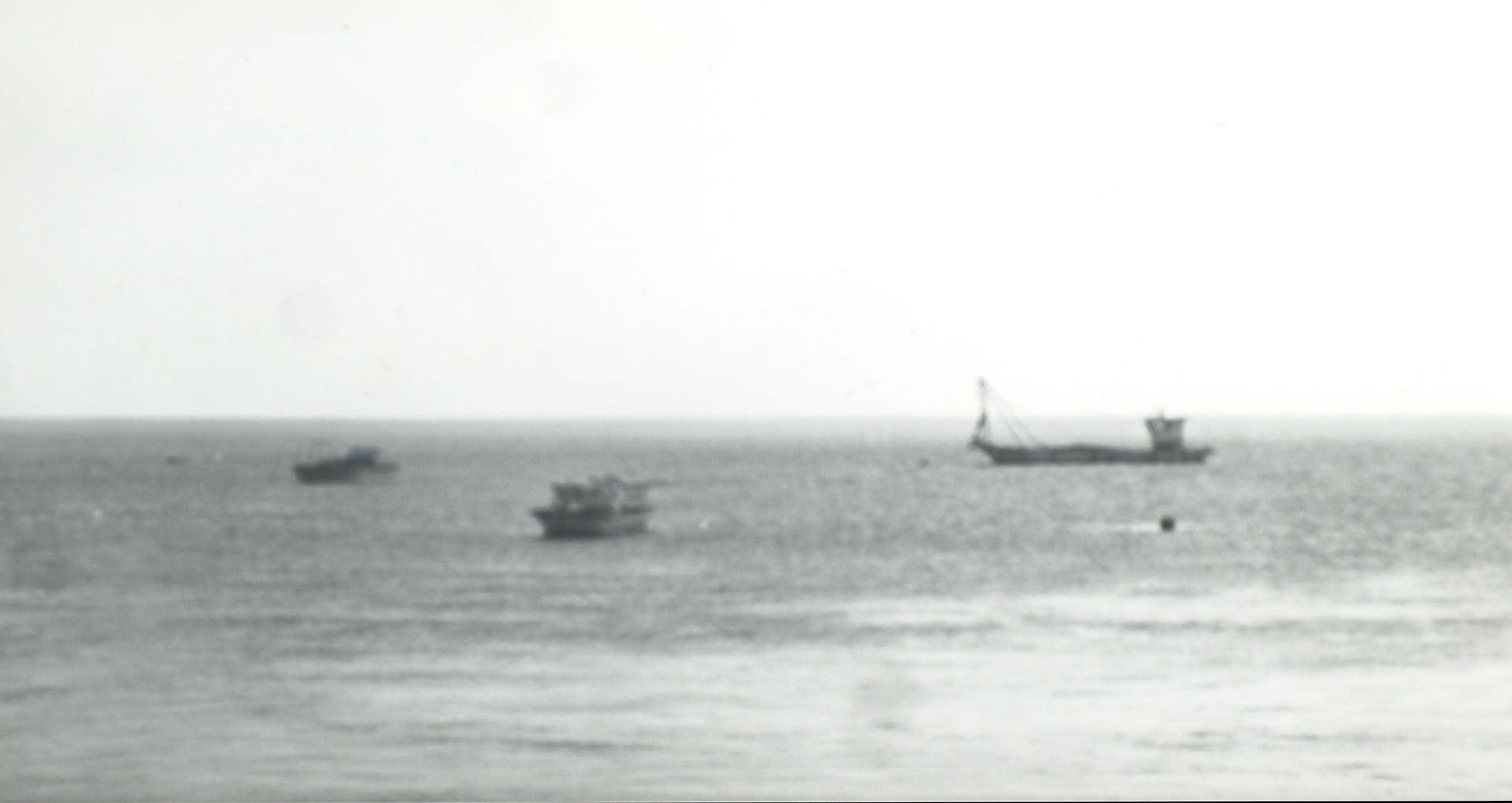Ivetta_Sunyoung_Kang_Nissology1_Maehwa_2019 image noir et blanc, la mer et des bateaux au loin