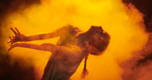 image couleur, une femme qui danse