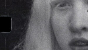 Image noir et blanc, jeune fille albinos aux cheveux blancs/bloncs