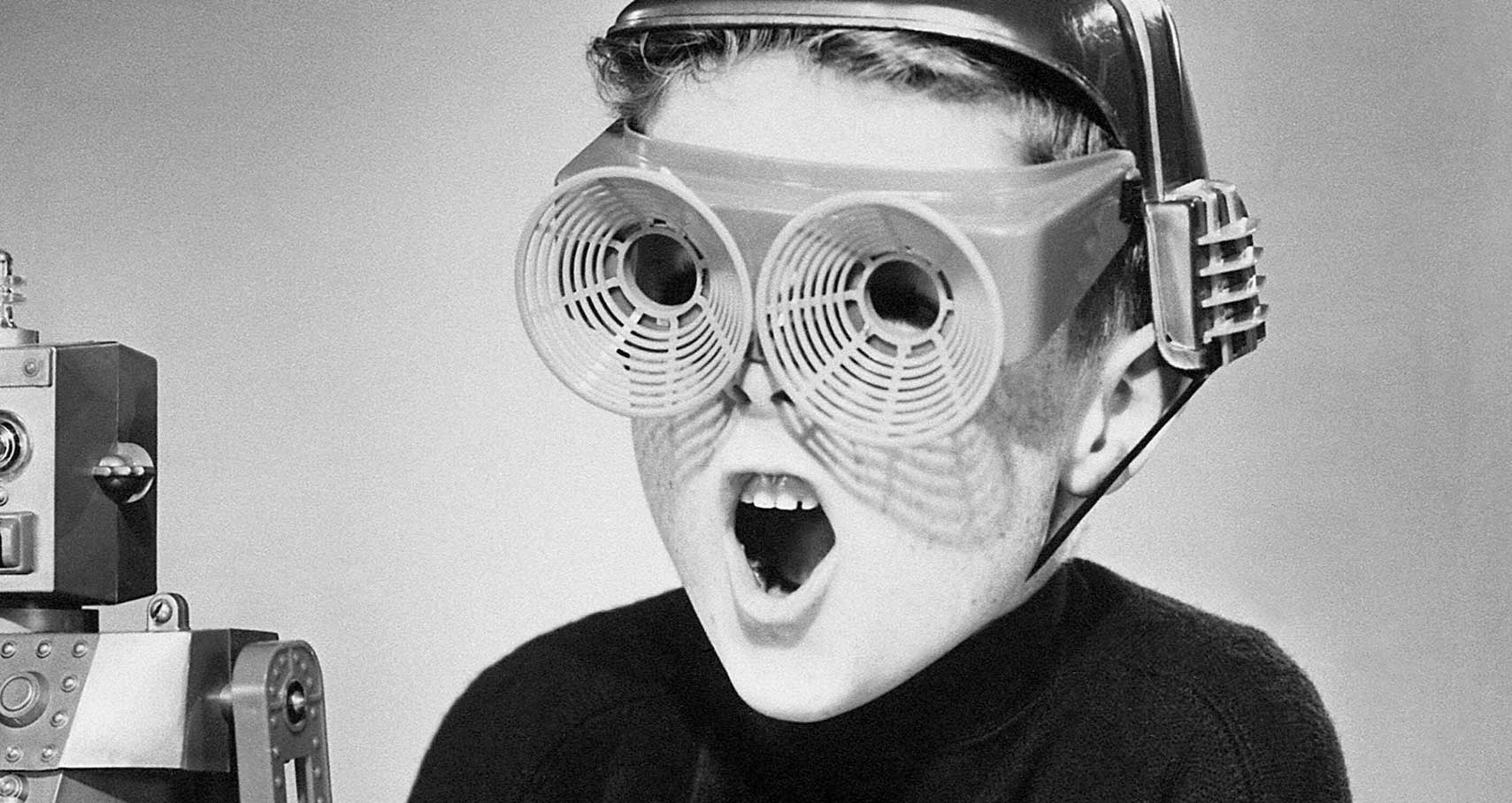 Image archive noir et blanc, garçon avec lunettes en plastiques