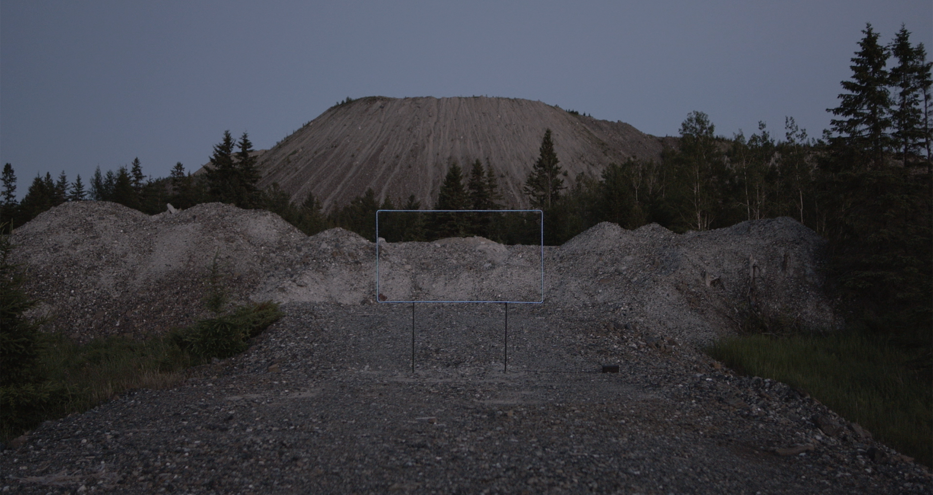 Une carrière de pierre à la tombée de la nuit