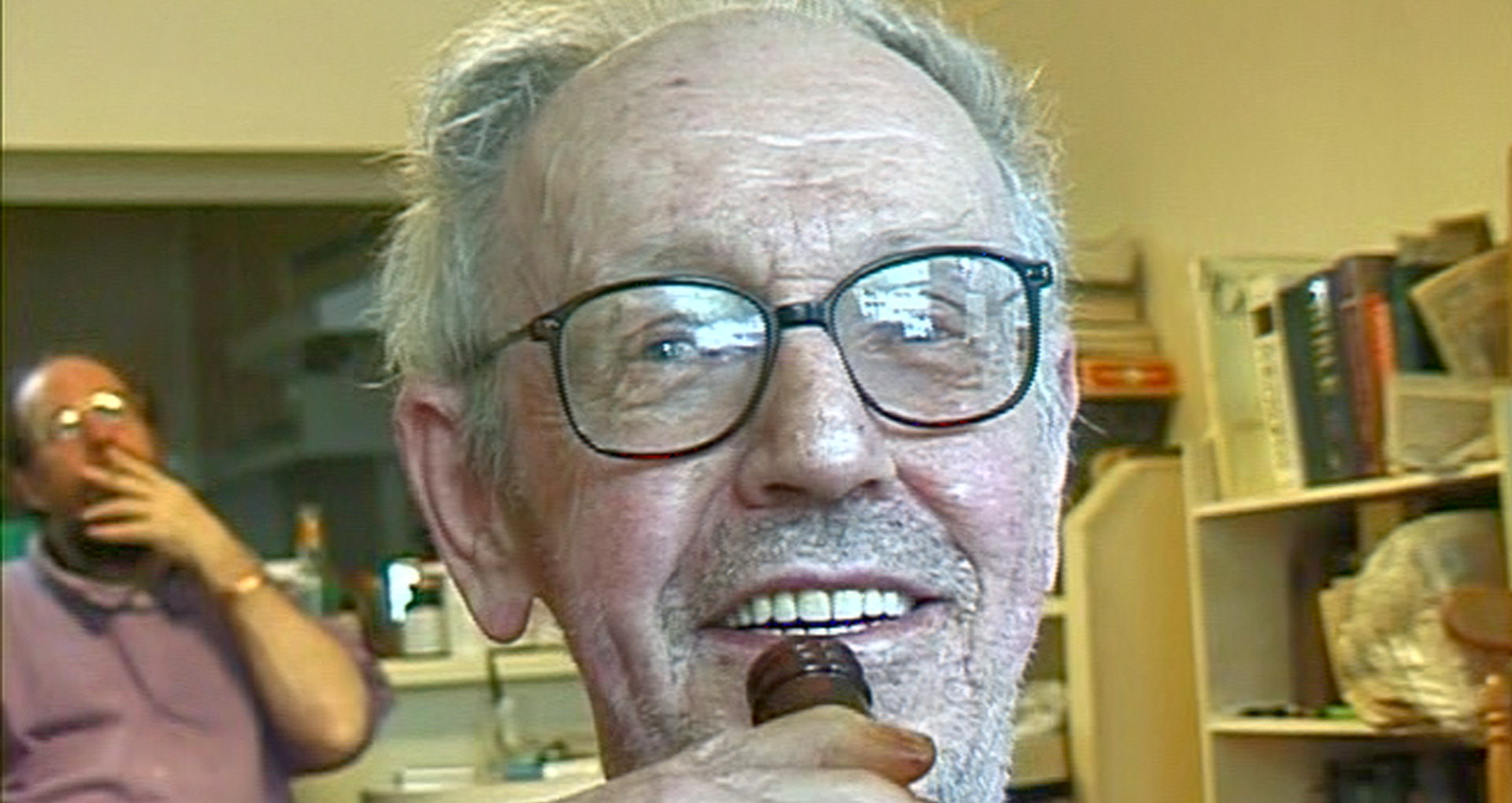 photo couleur, homme chauve avec des lunettes buvan tune bière