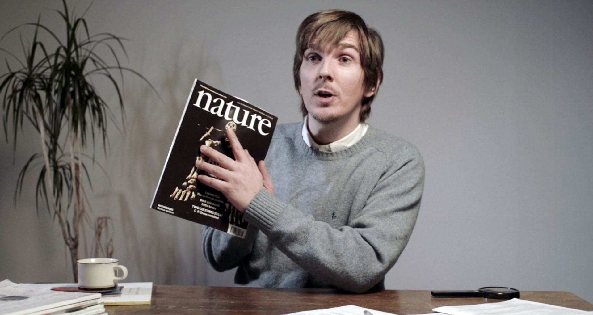 image couleur, homme blong tenant la revue Nature dans ses mains