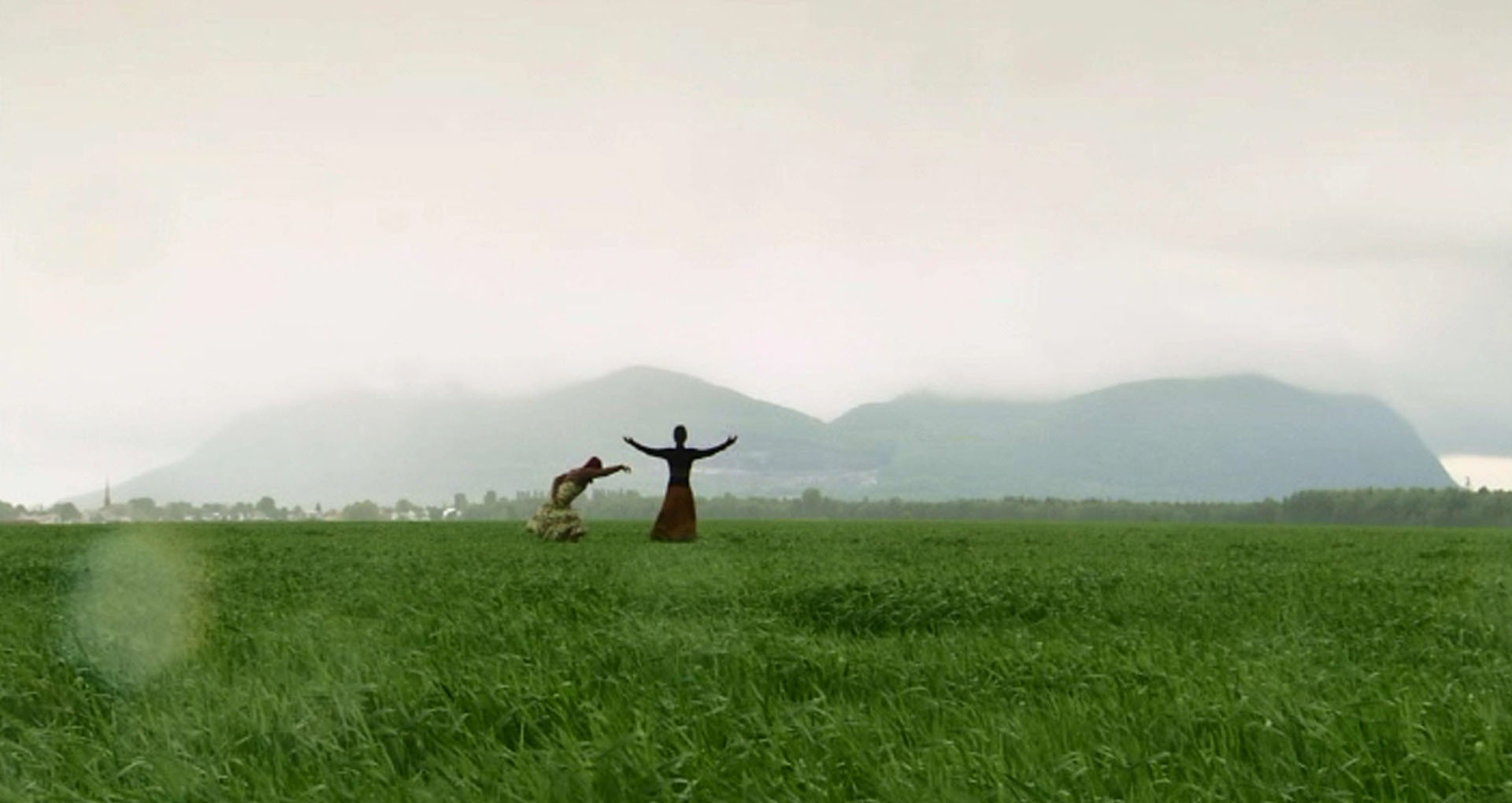 © Mario Côté, Les Saisons Sullivan, 2007, crédit photo- Steeve Desrosiers personnages de loin, paysage, herbe, montagne