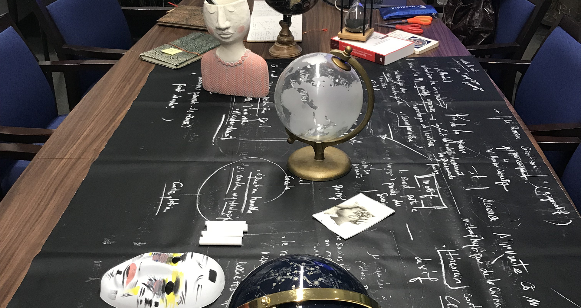 projet_maison_haiti_2019 table de travail avec objets en couleur
