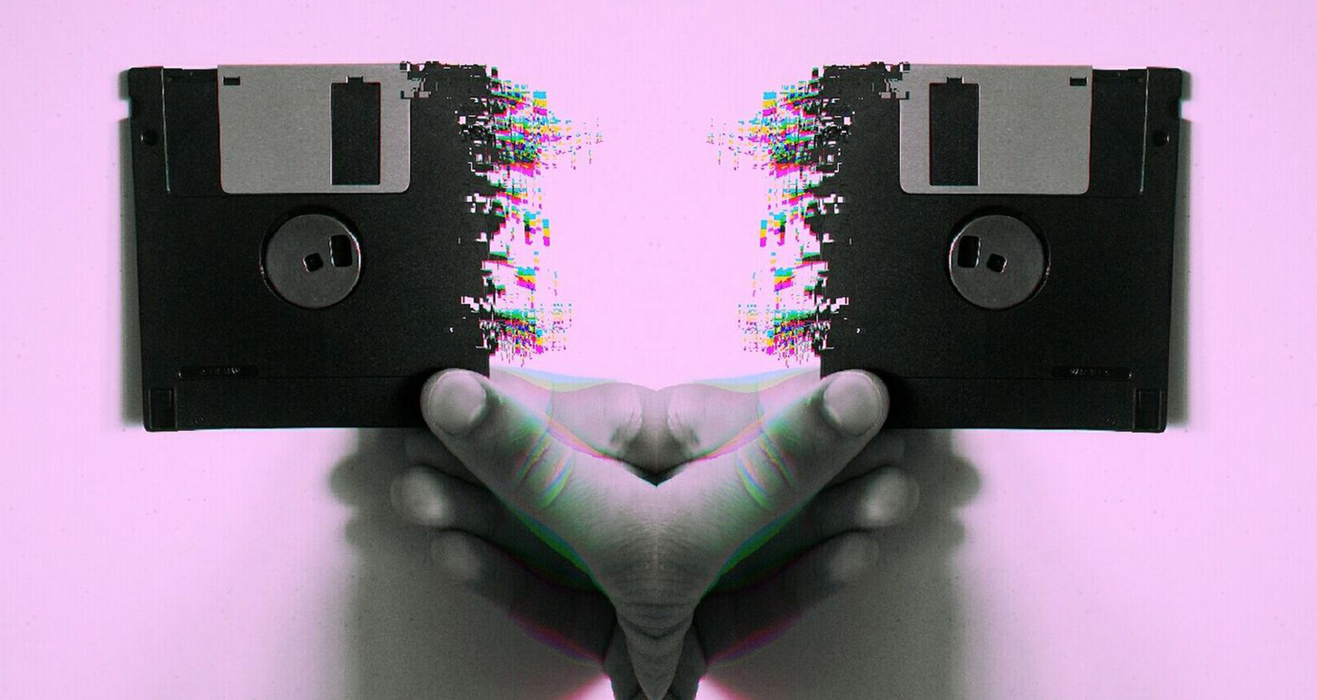 visuel_coordo_comm disquette glitch sur fond rose