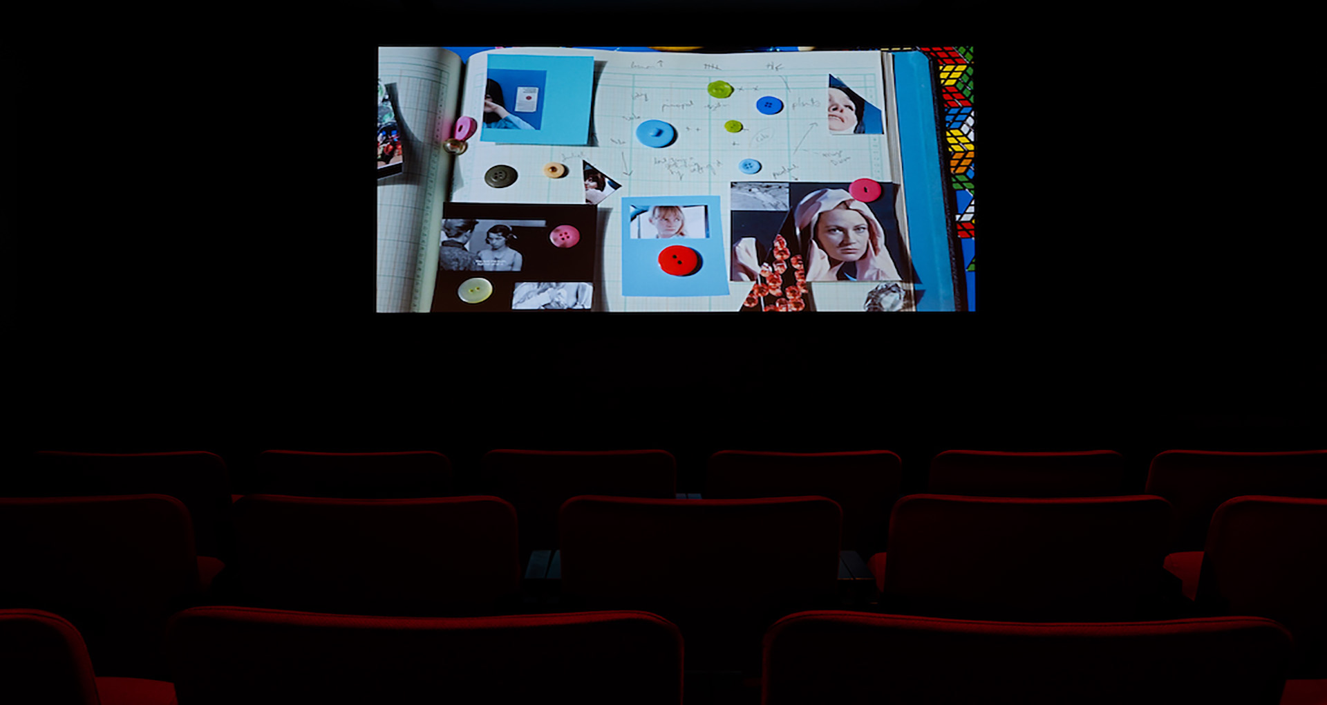 wp_kim_kielhofner-readingpatterns1 salle de projection dans le noir